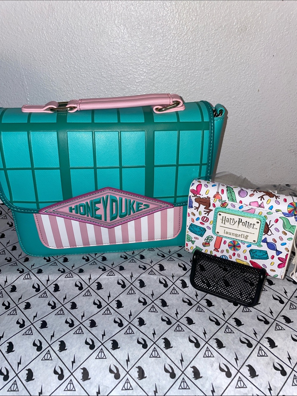 Exclusive Loungefly Harry Potter Sweet Shop Honeydukes Crossbody and Wallet Set - Picture 2 of 15